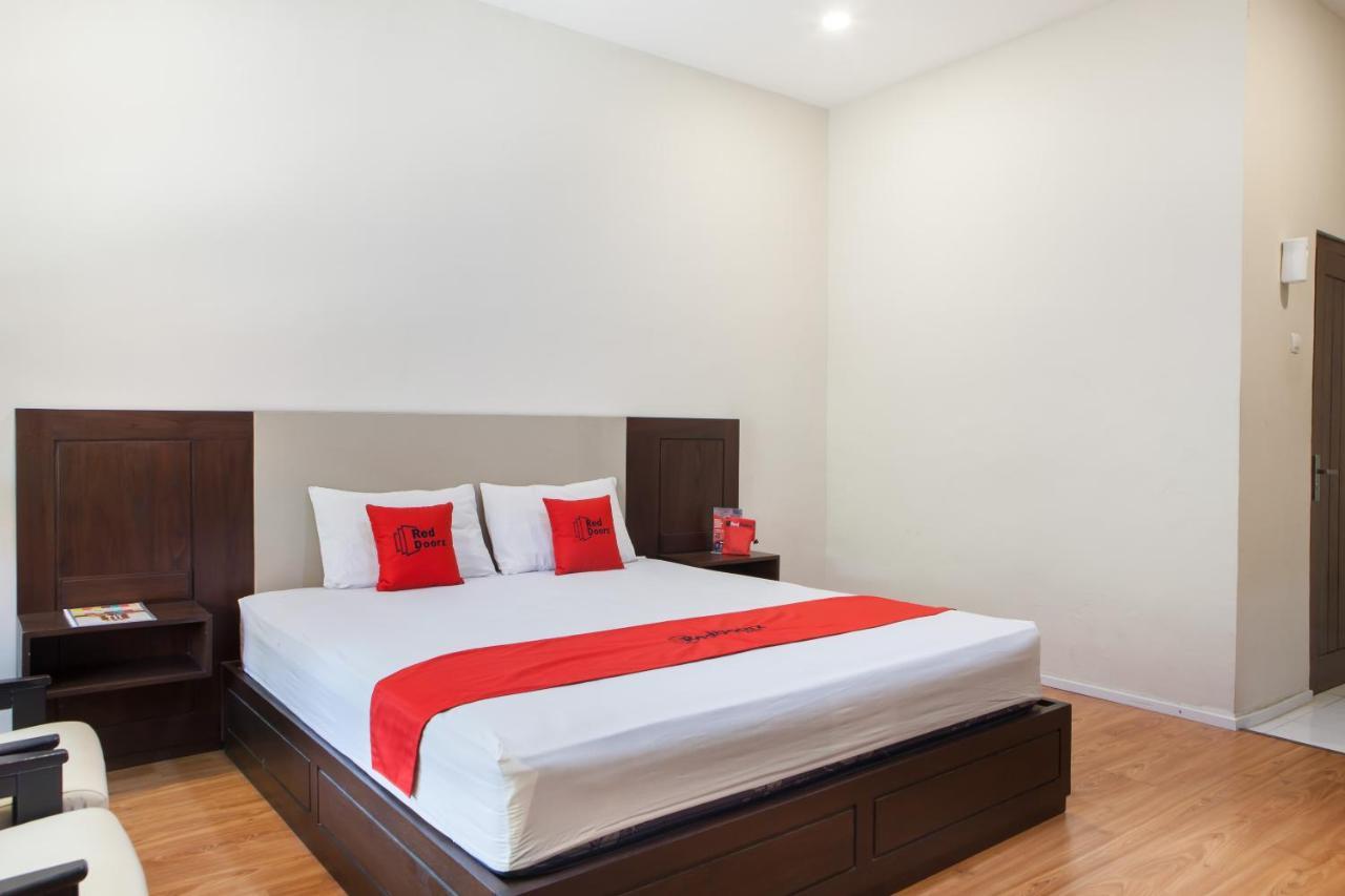 Reddoorz Plus Near Mall Roxy Banyuwangi 外南梦 外观 照片