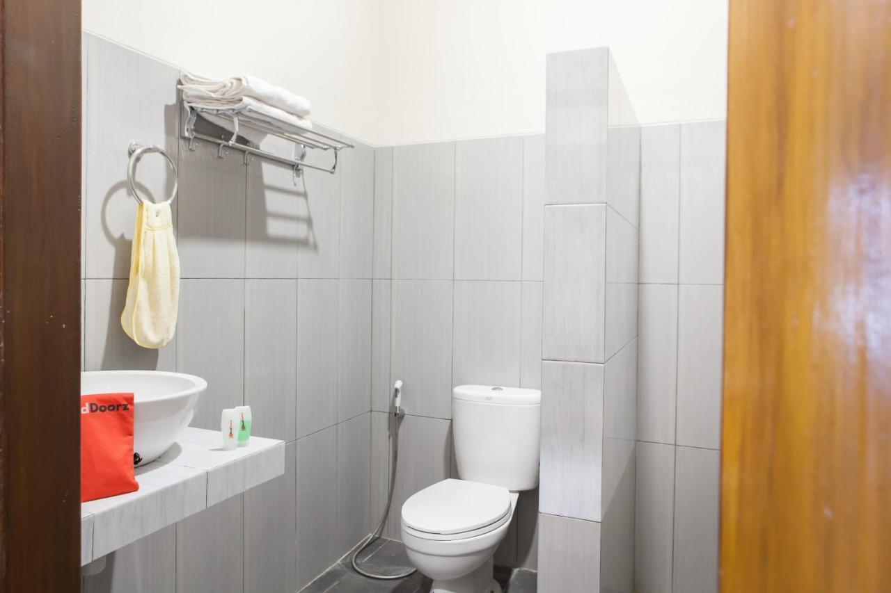 Reddoorz Plus Near Mall Roxy Banyuwangi 外南梦 外观 照片